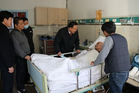 商洛中院黄东斌院长走访慰问离退休老干部