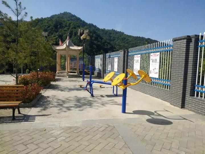 黄土包村广场.jpg