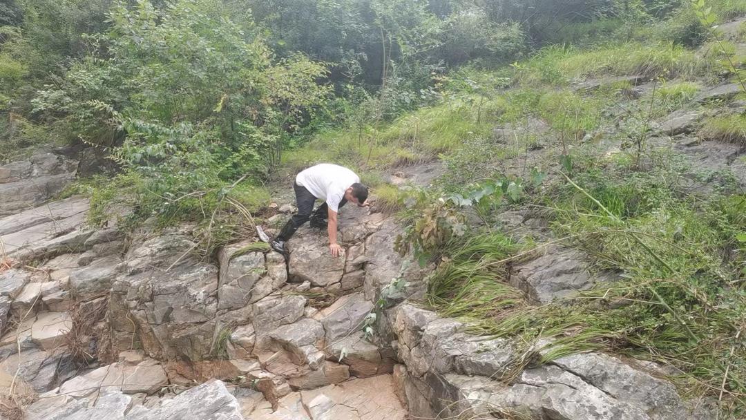 曹成珪翻山查灾