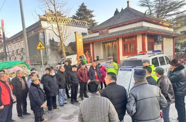 新春到，新年好！年货街头，韩城公安交警忙宣传！